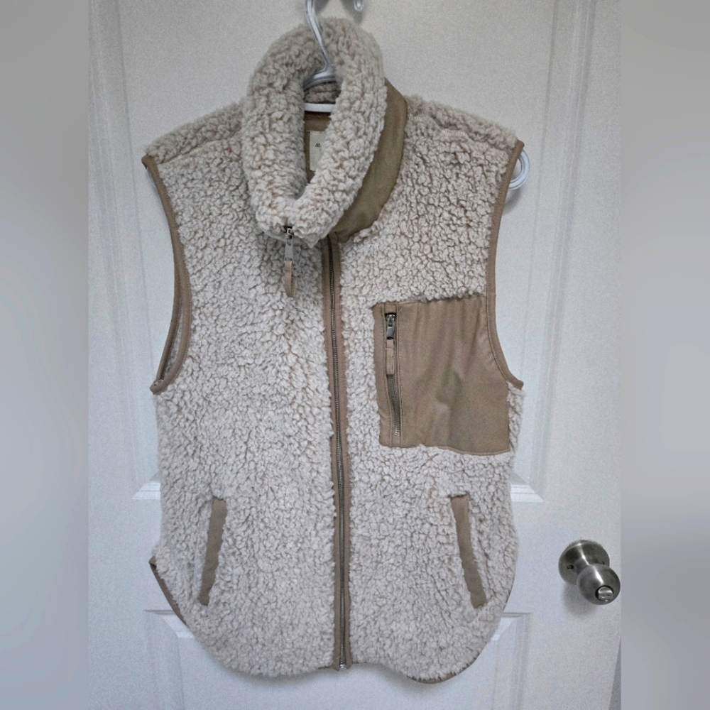 NWT Abercrombie & Fitch Sherpa Vest, Size Small